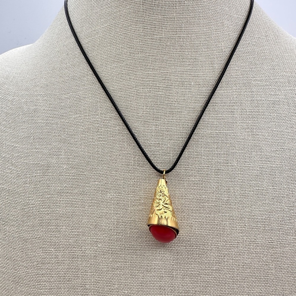 Vintage Y2K Etched Floral Red Cabochon Gold Tone Necklace Women's Jewelry - Picture 3 of 11